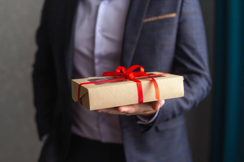 5 UNFORGETTABLE GIFTS TO CHARM EVERY MAN